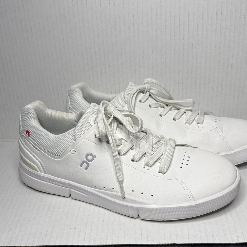 On THE ROGER Advantage White Leather Tennis Shoes Sneakers Sz 9.5